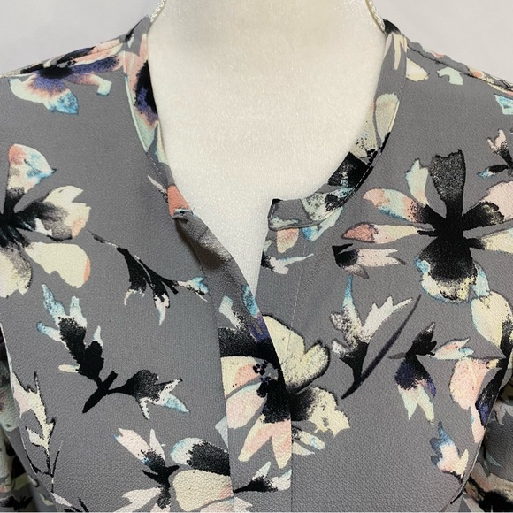 CeCe Blouse Floral Print Top Gray Black Floral 3/4 Sleeves Size XS Henley Style - Picture 11 of 16